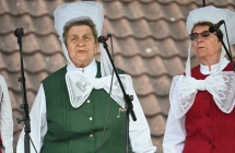 Kobiety śpiewające na scenie 