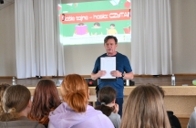 Mężczyzna przed sceną 