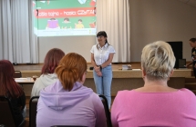 Kobieta mówiąca do publiczności na sali widowiskowej 