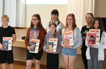 Dwie kobiety i kilkoro uczennic. Uczennice trzymają dyplomy 