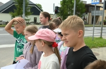 Grupa uczniów podczas gry terenowej 