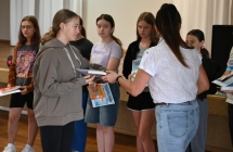 Kobieta wręczająca nagrody 