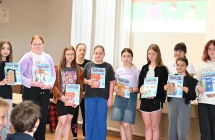 Dwie kobiety oraz nagrodzeni uczniowie 