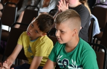 Dwoje chłopców podczas spotkania autorskiego 