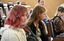 Młode osoby biorące udział w spotkaniu autorskim 