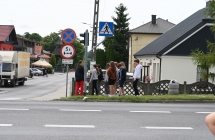 Grupa uczniów podczas gry terenowej 