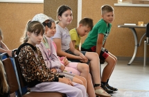 Kilkoro dzieci podczas spotkania autorskiego w Centrum Kultury w Malanowie 