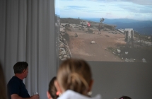 Mężczyzna prezentujący prezentacje 