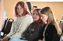 Trzy dziewczyny podczas spotkania autorskiego 