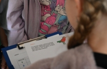 Zagadka terenowa czytana przez uczestniczkę gry terenowej 