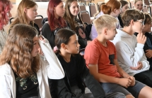 Uczniowie biorący udział w grze terenowej 