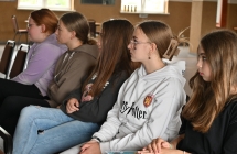 Pięć dziewczynek podczas spotkania autorskiego 