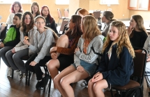 Grupa kilkunastu osób podczas spotkania autorskiego 