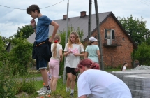 Chłopczyk i kilka dziewczynek podczas szukania skarbu 