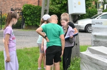 Uczniowie podczas szukania skarbu 