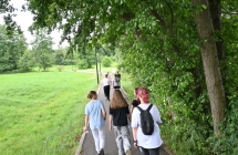 Grupa poszukiwawcza podczas szukania skarbu 