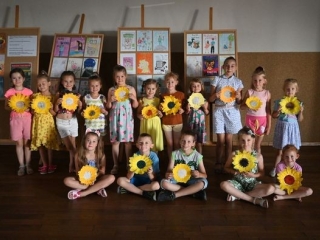 Grupa dzieci z pracami plastycznymi 