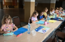 Grupa dzieci podczas wykonywania prac plastycznych 