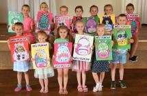 Kilkanaście dzieci z pracami plastycznymi 