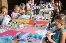Grupa dzieci z pracami plastycznymi 
