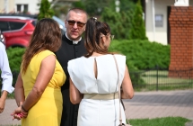 Mężczyzna rozmawiający z dwiema kobietami 
