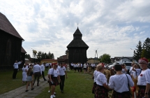 Tłum ludzi pod kościołem 