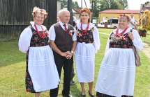 Trzy kobiety i mężczyzna w ludowych strojach  