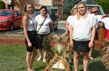 Cztery kobiety przy wieńcu 