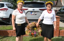 Dwie kobiety trzymające wieniec 