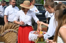 Kobieta sięgająca do koszyka po kotylion. 