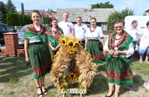 Cztery kobiety kobiety i dwoje mężczyzn w odświętnych strojach 