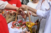 Kosz w którym są kotyliony dożynkowe 