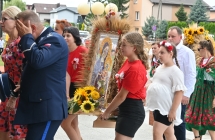 Procesja dożynkowa wchodząca do środka kościoła 