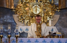 Mężczyzna odprawiający mszę świętą 