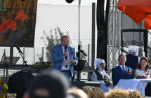 Mężczyzna mówiący do mikrofonu na scenie 