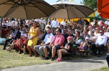 Uczestnicy imprezy obserwujący wydarzenia na scenie 