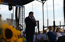 Mężczyzna mówiący do mikrofonu 