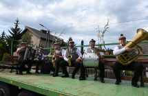 Kapela instrumentalna grająca na przyczepie. Ubrani w jednakowe stroje 