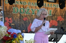 Elegancko ubrana kobieta przemawiająca do mikrofonu 