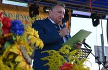 Mężczyzna mówiący do mikrofonu na scenie 