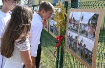 Kilka młodych osób oglądających wystawę zdjęć 