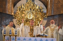 Troje księży odprawiających mszę 