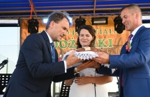 Dwoje mężczyzn i kobieta podczas celebrowania chleba dożynkowego 