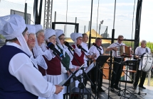 Zespół ludowy śpiewający na scenie 