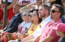 Kilkanaście osób obserwujących scenę 