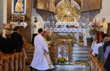 Ksiądz święcący wieńce dożynkowe 