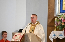 Ksiądz odprawiający mszę w kościele 