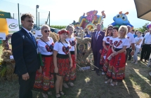 Mężczyzna z delegacją dożynkową 