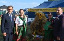 Dwoje mężczyzn i dwoje mężczyzn przy wieńcu dożynkowym 