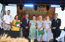 Kilka osób na scenie . Wręczenie nagród w konkursie 